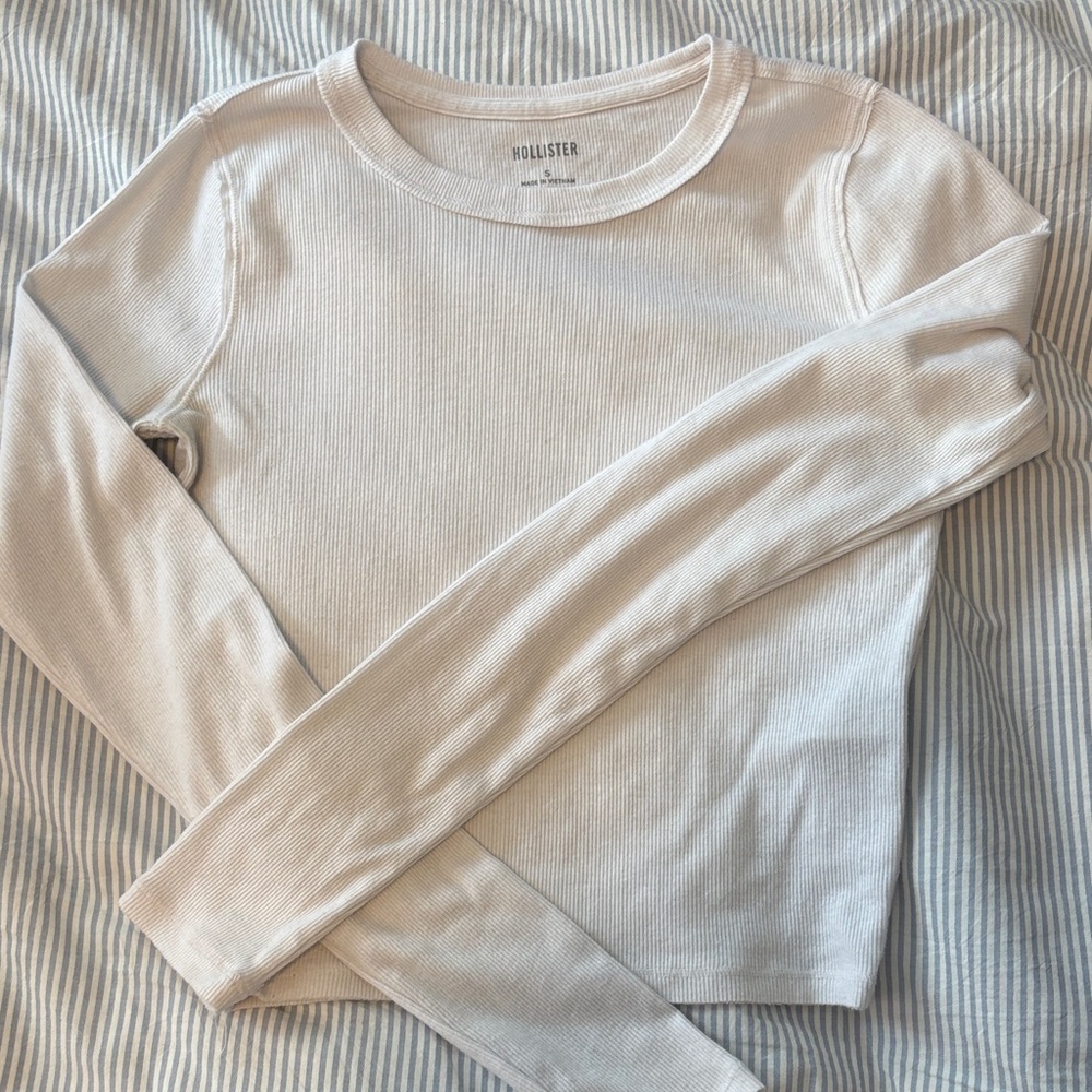 Hollister Cream Long Sleeve Crop Top
